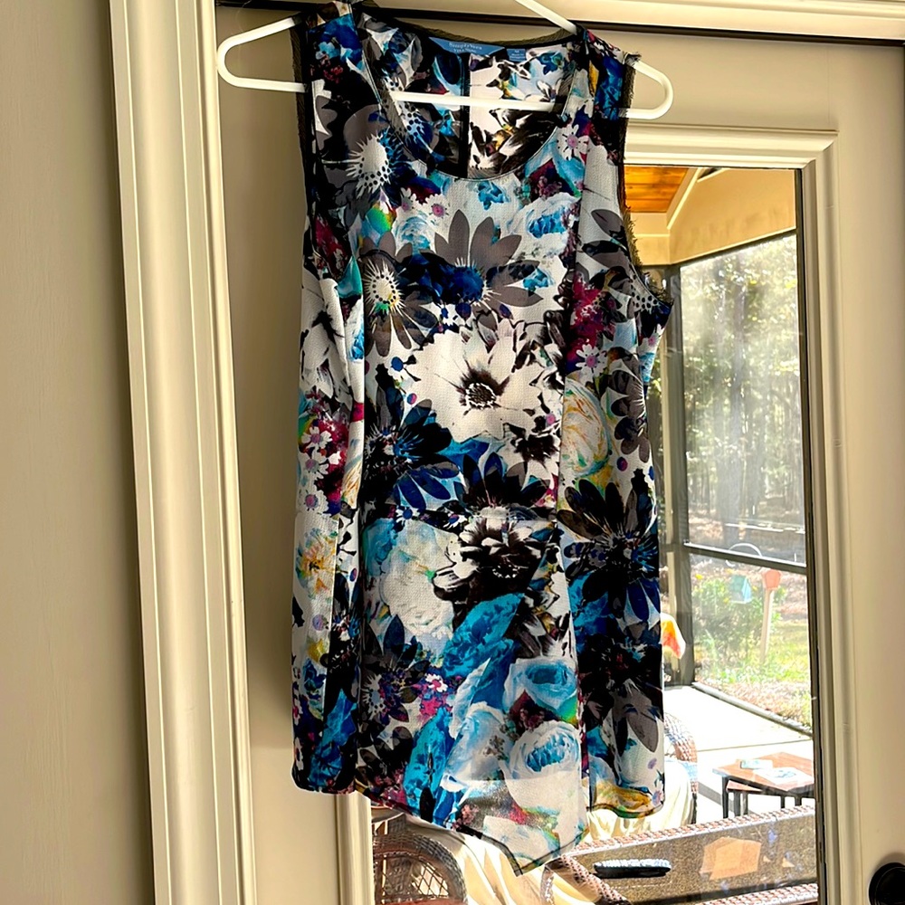 Simply Vera EUC dressy tank top, with handkerchief hem. Smoke free home